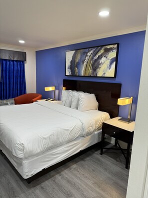 Chambre, 1 très grand lit | Ameublement personnalisé, fer et planche à repasser, Wi-Fi gratuit