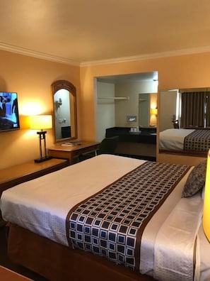 Quarto, 1 cama King | Individualmente mobiliados, ferros/tábuas de passar roupa
