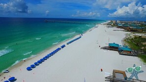 Una spiaggia nelle vicinanze