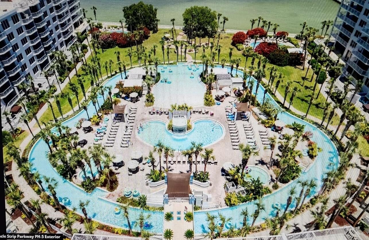 Een buitenzwembad en een verwarmd zwembad