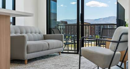 Toru Top Floor Apartment - Brand New & Convenient