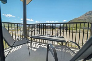 Property grounds - Toru Top Floor Apartment - Brand New & Convenient (Queenstown)