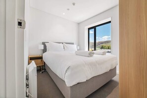 2 bedrooms, iron/ironing board, WiFi - Toru Top Floor Apartment - Brand New & Convenient (Queenstown)