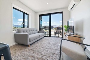 TV - Toru Top Floor Apartment - Brand New & Convenient (Queenstown)