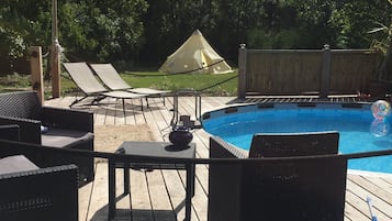 Een buitenzwembad en een verwarmd zwembad