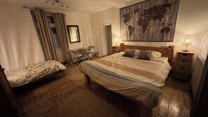5 chambres, fer et planche à repasser, lit de bébé portatif