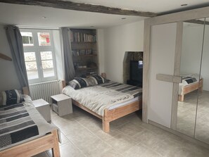5 slaapkamers, een strijkplank/strijkijzer, gratis wifi, beddengoed