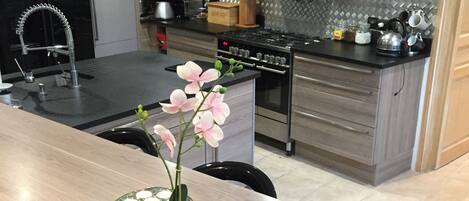 Een koelkast, een microgolfoven, een oven, een kookplaat