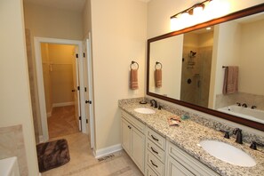 Combined shower/tub, towels, soap, toilet paper - Luxurious living close to everything! (St. Simons Island)
