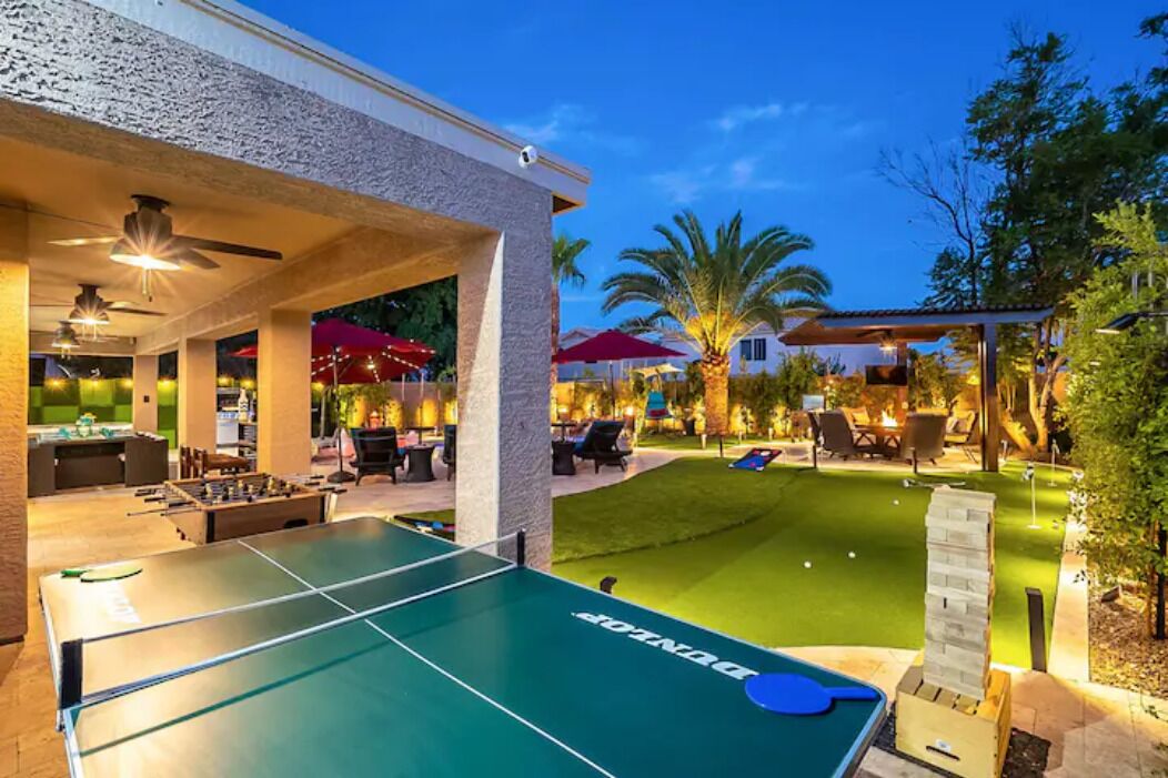 CHIC 7BR/4Bath w/200k yard, Heated Pool, Arcade by Entertainment District-SC
