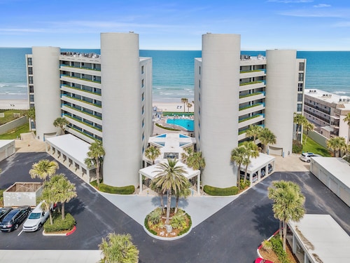 Luxury Condo with Gorgeous Oceanfront Views and High-End Amenities