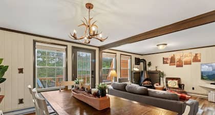 3 Min to Ski Slopes Sleeps 8 Hot Tub Pool Sledding