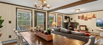 3 Min to Ski Slopes Sleeps 8 Hot Tub Pool Sledding