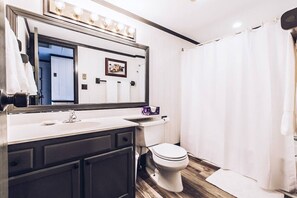 Combined shower/bathtub, hair dryer, towels - 3 Min to Ski Slopes Sleeps 8 Hot Tub Pool Sledding (Beech Mountain)