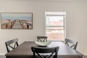 Dining - Heart of Venice Beach! Abbot Kinney Adjacent! (Los Angeles)