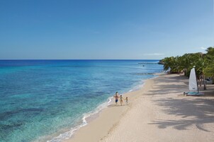 Private beach, white sand, snorkelling, 2 beach bars