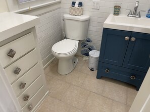 Combined shower/tub, hair dryer, towels, soap - Hidden Treasure in Belmont Heights (Long Beach)
