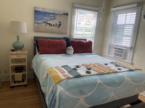 2 bedrooms, iron/ironing board, travel crib, WiFi - Hidden Treasure in Belmont Heights (Long Beach)