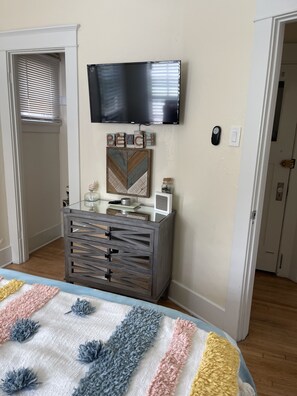 2 slaapkamers, een strijkplank/strijkijzer, reisbedje, wifi