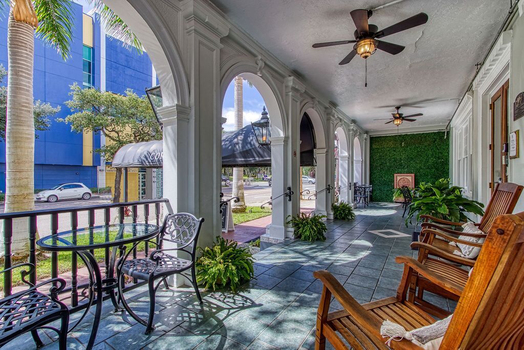 2 Queen Room restored historic hotel in the heart of downtown St. Petersburg Fl.