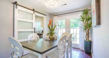 ‘Bit-O-Glam’ Welcomes You! Beautiful 3 Bedroom 2 Bath Home!