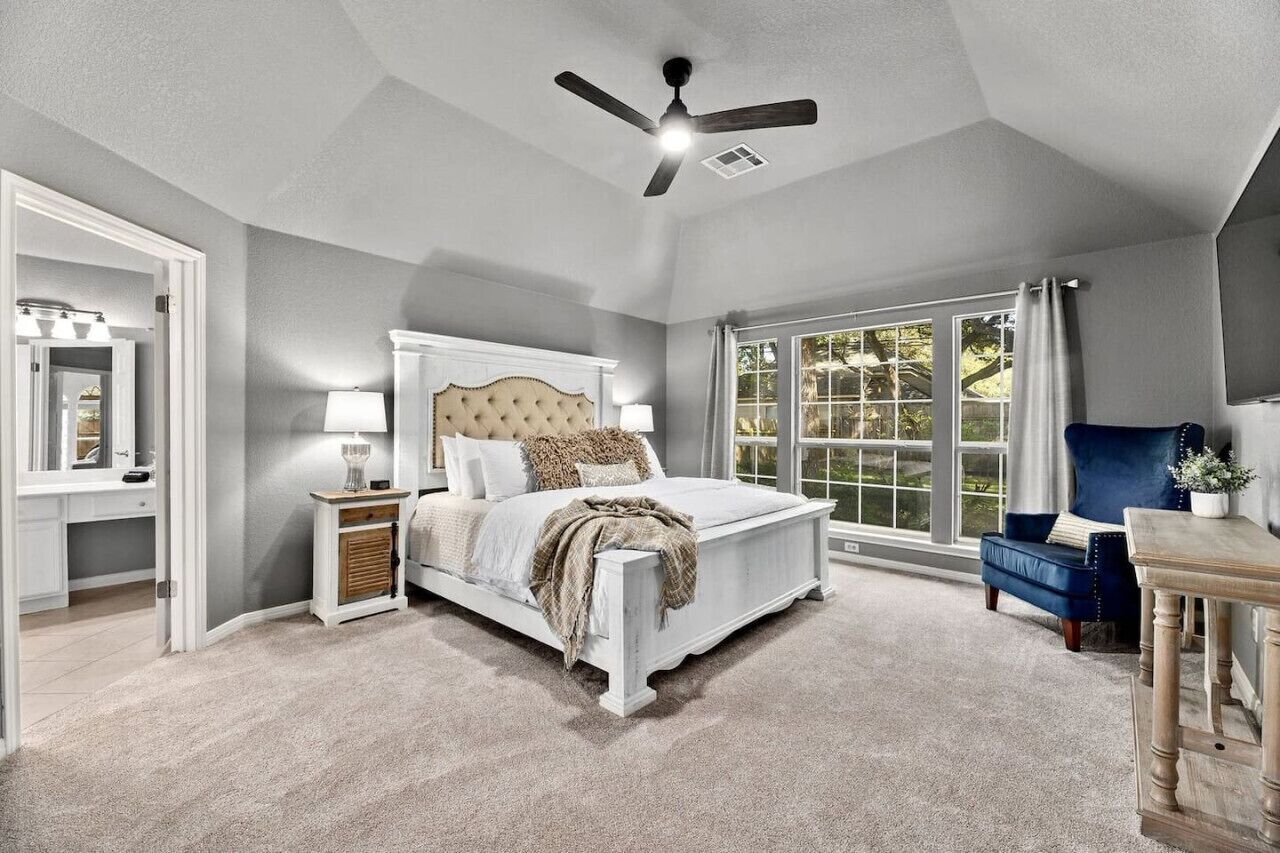 4 soverom, skrivebord, strykejern/-brett og reiseseng for barn