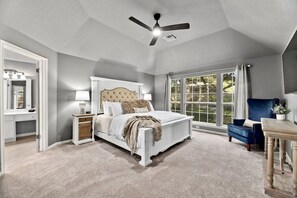 4 habitaciones, escritorio y tabla de planchar con plancha 