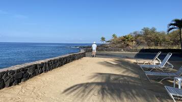 Beach nearby, sun loungers, beach towels