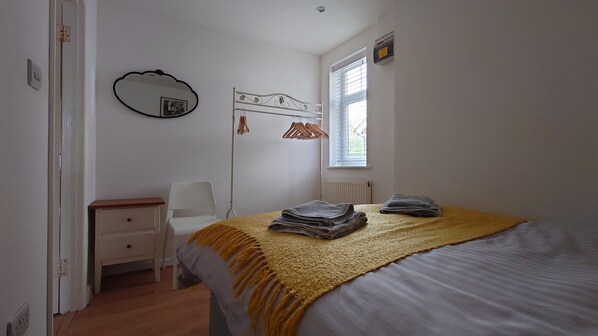 1 habitación, tabla de planchar con plancha, wifi gratis y ropa de cama 