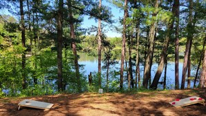 En campingplats med två picknickbord och en skylt som visar var picknickområdet ligger.