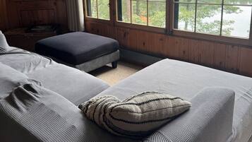3 bedrooms, travel crib, free WiFi, bed sheets