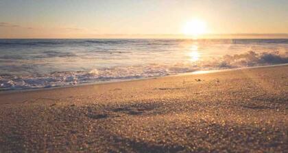 2 Bedroom Coastal Cottage 1 block to the beach