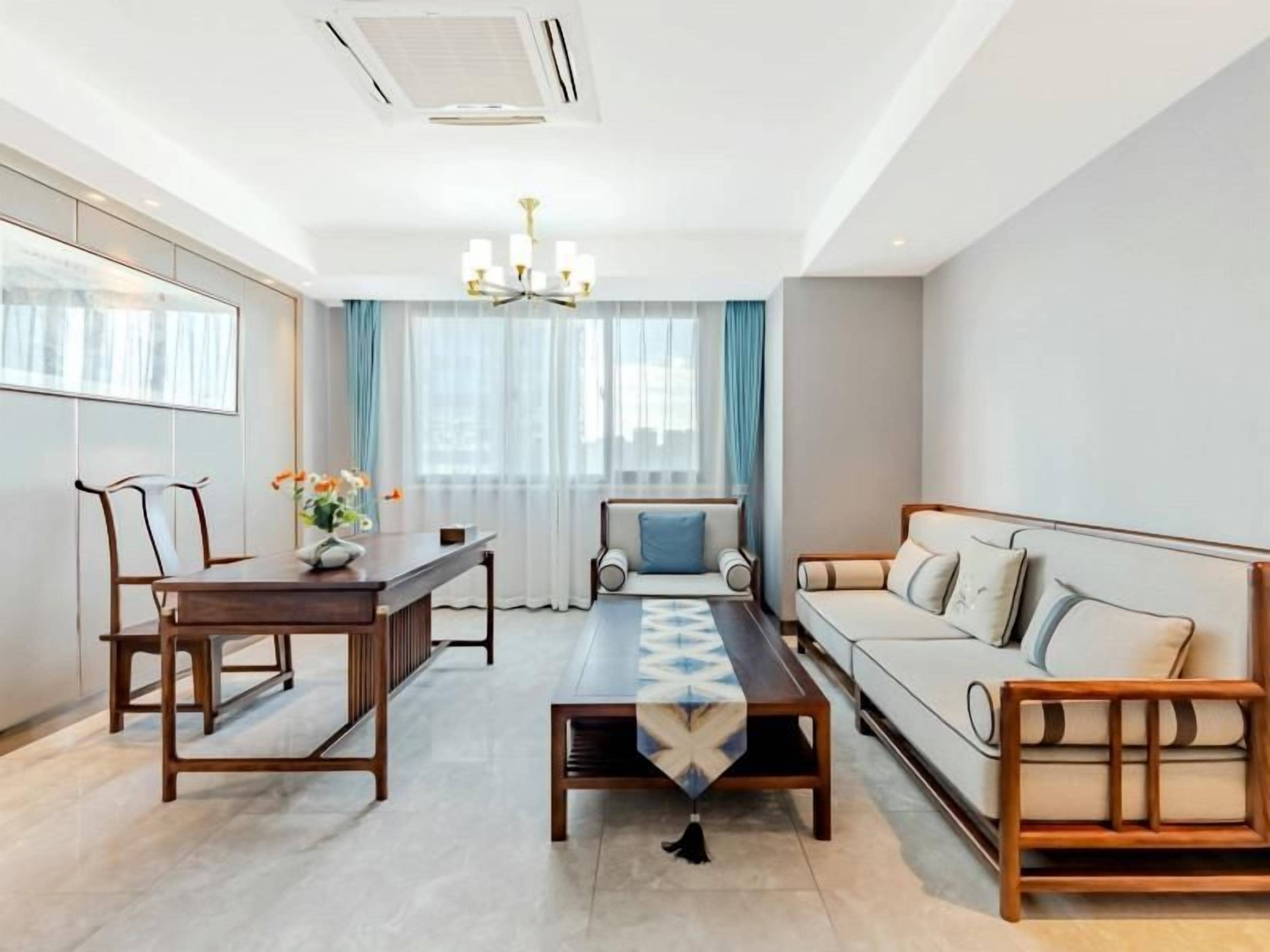 Una sala de estar moderna con una mesa de comedor, sofá y mesa de centro.