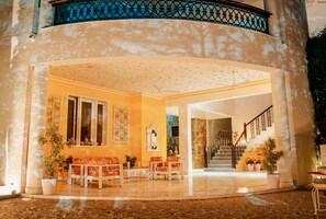 Lobby sitting area - Devraj Villa-A Luxury Homestay with Pool (Udaipur)