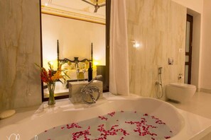 Honeymoon Double Room | Deep soaking bathtub