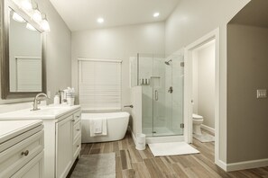 Combined shower/bathtub, hair dryer, towels