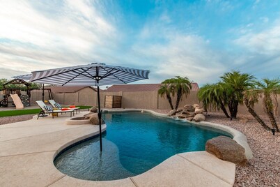 Family Getaway! Sleeps 12, Pool, Playground, Game Room
