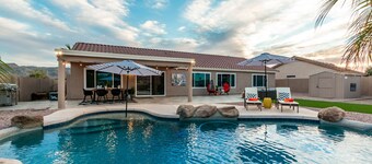 Family Getaway! Sleeps 12, Pool, Playground, Game Room