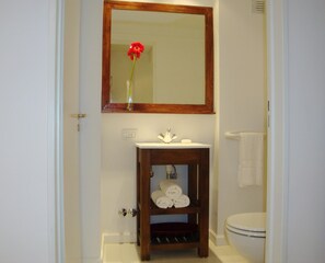 Duschwanne, Haartrockner, Bidet, Handtücher