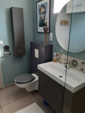 Douche, serviettes fournies, savon, papier toilette