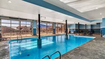 Una piscina cubierta