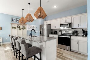 Kjøleskap, mikrobølgeovn, ovn og kokeplater