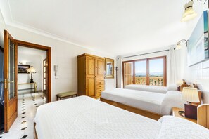 6 bedrooms, travel cot, free WiFi, bed sheets