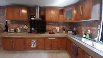 KĂŒhlschrank, Mikrowelle, Wasserkocher mit Kaffee-/Teezubehör, Toaster