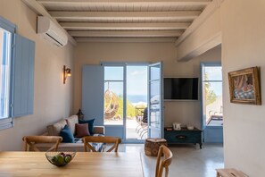 Exclusive Villa, 2 Bedrooms and 1 Attic, Private Pool, Sea and Sunset View | Area soggiorno | TV LED 46 pollici con canali via cavo, TV