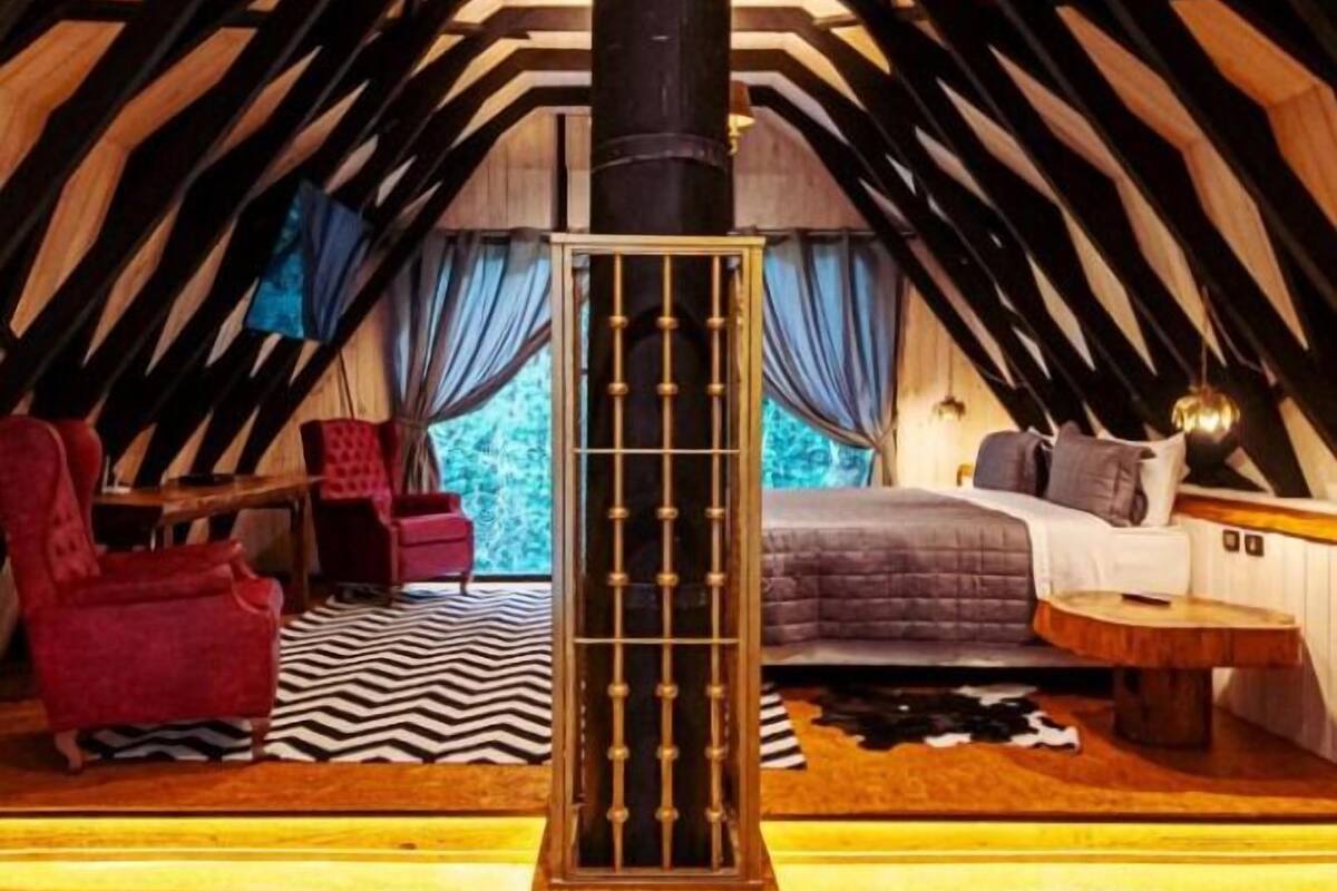 Superior Chalet | Hypo-allergenic bedding available, WiFi (free), individually decorated