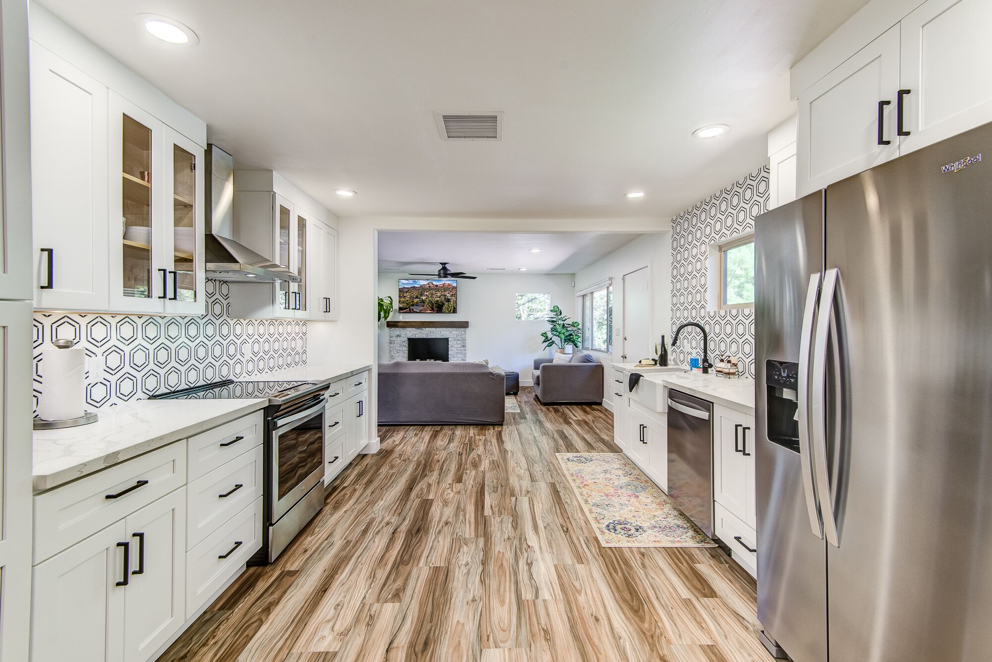 Réfrigérateur, four à micro-ondes, un four, surface de cuisson