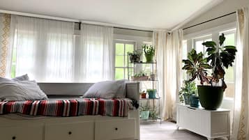 2 habitaciones, escritorio y tabla de planchar con plancha