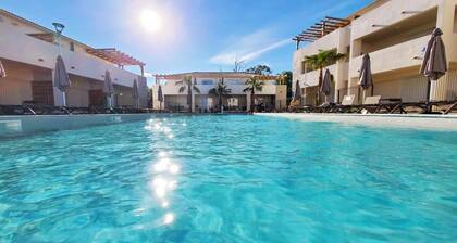 Corsica: Comfortable 3-bedroom apartment, waterfront