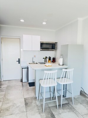 Fridge, microwave, stovetop, coffee/tea maker